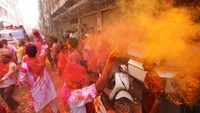 Ini adalah Festival Holi di India. Festival ini menjadi tradisi kuno umat hindu Dunia, khususnya di India. Pada festival ini warga akan saling lempar bubuk atau air berwarna kepada orang terkasih. AP Photo/Mahesh Kumar A.
