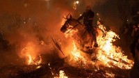 Ini adalah festival Las Luminarias yang digelar setiap tahun pada bulan Januari di Spanyol. Tradisi berkuda menembus api ini berlangsung secara turun temurun selama 500 tahun. Festival ini digelar untuk merayakan Hari Santo Antonius, santo yang dikenal sebagai pelindung binatang. Marcos del Mazo/LightRocket via Getty Images.