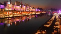 Diwali atau Divali yang merupakan salah satu festival keagamaan utama dalam agama Hindu, Jainisme, dan Sikhisme digelar di India. Festival ini umumnya melambangkan kemenangan cahaya atas kegelapan. Tahun ini, hari ketiga Diwali diperingati pada Senin 24 Oktober 2022. AP Photo/Rajesh Kumar Singh.