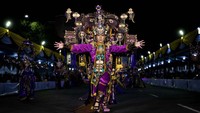 Ini adalah Jember Fashion Carnaval. Festival ini berlangsung setahun sekali di Indonesia. Festival ini menampilkan berbagai macam desain kostum yang mewakili berbagai macam daerah serta adat dan budaya yang ada di Indonesia. Robertus Pudyanto/Getty Images.