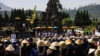 Dieng Culture Festival di kawasan Candi Arjuna Dieng Kulon. DCF menyuguhkan tradisi cukur rambut gimbal ini berlangsung selama tiga hari 2-4 September 2022. Festival ini juga menampilkan kirab budaya, minum purwaceng bersama, dan sebagainya. Selain itu, juga akan dilakukan penerbangan lampion di malam hari. Robertus Pudyanto/Getty Images.