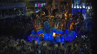 Ini adalah festival budaya Rio Carnival di Brasil. Festival yang sudah berlangsung sejak 1723 itu menampilkan parade kostum dan tarian samba. Selain itu, banyak juga peserta yang mengenakan pakaian seksi. Fabio Teixeira/Anadolu Agency via Getty Images.
