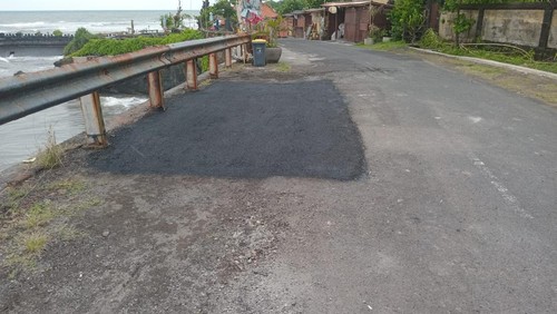 Desa Wisata Cemagi telah memperbaiki jalan jebol menuju Pantai Cemagi, Kecamatan Kuta Utara, Kabupaten Badung, Bali akibat gempuran ombak, Kamis (29/12/2022)