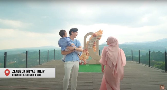 Acara gender reveal tersebut digelar di Zendeck Royal Tulip Gunung Geulis Resort & Golf yang terletak di Bogor. Berlangsung secara sederhana, acara gender reveal anak kedua Rey dan Dinda itu tidak mengundang para tamu. Foto: YouTube/Rein TV