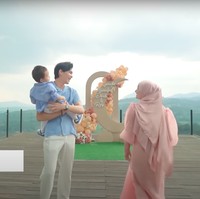 Acara gender reveal tersebut digelar di Zendeck Royal Tulip Gunung Geulis Resort & Golf yang terletak di Bogor. Berlangsung secara sederhana, acara gender reveal anak kedua Rey dan Dinda itu tidak mengundang para tamu. Foto: YouTube/Rein TV