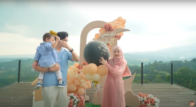 Walaupun tidak mengundang para tamu namun dekorasi di acara tersebut tetap terlihat cantik dengan didominasi balon berwarna coklat keoranyean. Dinda, Rey, dan Shaka pun tampak begitu bersemangat mengetahui jenis kelamin bayi yang ada di perut Dinda. Foto: YouTube/Rein TV