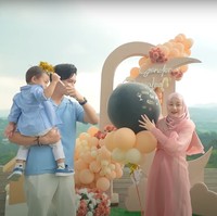 Walaupun tidak mengundang para tamu namun dekorasi di acara tersebut tetap terlihat cantik dengan didominasi balon berwarna coklat keoranyean. Dinda, Rey, dan Shaka pun tampak begitu bersemangat mengetahui jenis kelamin bayi yang ada di perut Dinda. Foto: YouTube/Rein TV