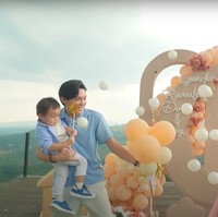 Dinda pun meledakkan balon hitam yang tadi dipegangnya. Ketika balon diledakkan justru yang muncul ialah balon berwarna putih dan coklat keoranyean. Foto: YouTube/Rein TV