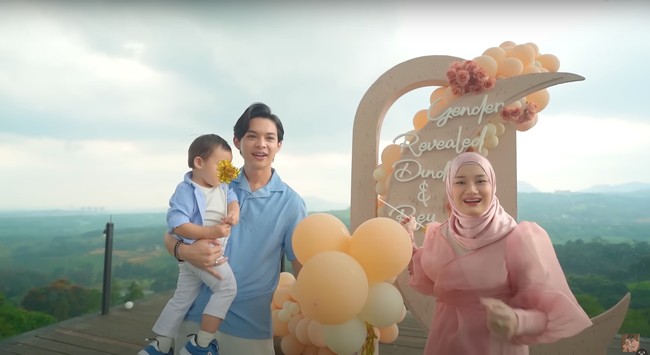 Melihat warna balon yang tak mencerminkan jenis kelamin sang jabang bayi, Dinda dan Rey terlihat bingung. Mereka mempertanyakan mengapa yang keluar justru balon berwarna putih, bukan merah muda atau biru. Foto: YouTube/Rein TV