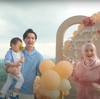 Melihat warna balon yang tak mencerminkan jenis kelamin sang jabang bayi, Dinda dan Rey terlihat bingung. Mereka mempertanyakan mengapa yang keluar justru balon berwarna putih, bukan merah muda atau biru. Foto: YouTube/Rein TV