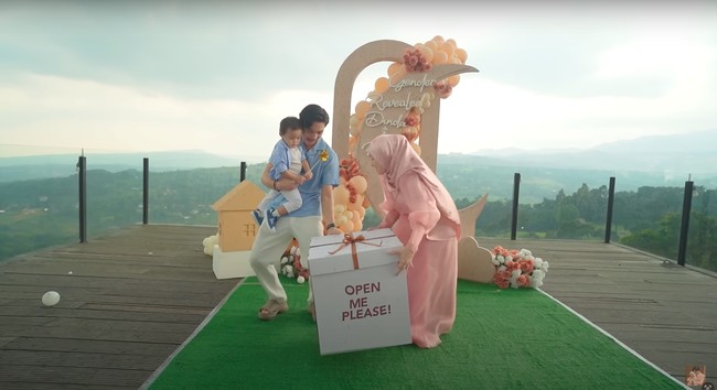 Tim Dinda dan Rey kemudian memberikan sebuah kotak berwarna putih bertuliskan Open Me Please! dan meminta keduanya membuka kotak tersebut. Foto: YouTube/Rein TV