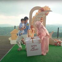 Tim Dinda dan Rey kemudian memberikan sebuah kotak berwarna putih bertuliskan Open Me Please! dan meminta keduanya membuka kotak tersebut. Foto: YouTube/Rein TV