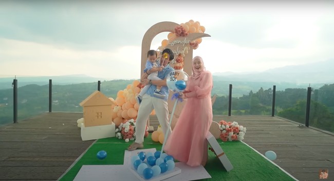 Setelah dibuka keluarlah balon-balon berwarna biru. Salah satu balon yang terbesar tertulis Baby Boy yang menandakan anak kedua Rey dan Dinda berjenis kelamin laki-laki. Foto: YouTube/Rein TV
