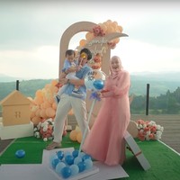 Setelah dibuka keluarlah balon-balon berwarna biru. Salah satu balon yang terbesar tertulis Baby Boy yang menandakan anak kedua Rey dan Dinda berjenis kelamin laki-laki. Foto: YouTube/Rein TV