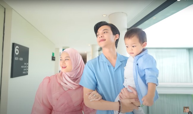 Melalui chanel YouTube Rein TV miliknya, Dinda Hauw dan Rey Mbayang tampak membagikan momen gender reveal anak kedua mereka. Tak hanya berdua, Rey dan Dinda juga mengajak serta anak pertama mereka, Shaka. Foto: YouTube/Rein TV