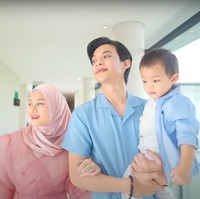 Melalui chanel YouTube Rein TV miliknya, Dinda Hauw dan Rey Mbayang tampak membagikan momen gender reveal anak kedua mereka. Tak hanya berdua, Rey dan Dinda juga mengajak serta anak pertama mereka, Shaka. Foto: YouTube/Rein TV