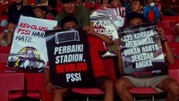 Tak hanya itu, mereka juga membentangkan poster yang berisi soal perbaiki stadion Revolusi PSSI saat pertandingan sepak bola Grup A Piala AFF 2022 melawan Thailand di Stadion Utama Gelora Bung Karno (SUGBK), Jakarta, Kamis (29/12/2022). 