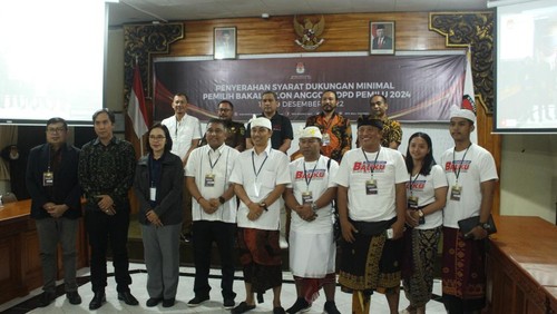 Gde Suardana mendaftar calon anggota DPD di KPU Bali Kamis (29/12/2022).