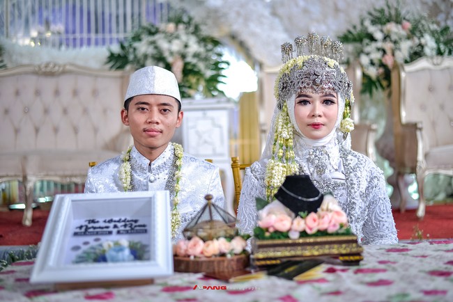 Ketika pasangan Risma dan Rozy viral di media sosial, foto-foto pernikahan mereka pun jadi sorotan. Adalah fotografer benama Apang Photography yang menjepret momen pernikahan Risma dan Rozy. Apang tidak menyangka akun Facebooknya mendapatkan sorotan netizen. Foto: Dok. Facebook/Apang Photograpy 