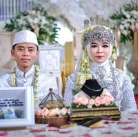 Ketika pasangan Risma dan Rozy viral di media sosial, foto-foto pernikahan mereka pun jadi sorotan. Adalah fotografer benama Apang Photography yang menjepret momen pernikahan Risma dan Rozy. Apang tidak menyangka akun Facebooknya mendapatkan sorotan netizen. Foto: Dok. Facebook/Apang Photograpy 