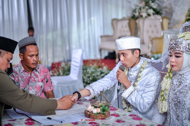 Tidak menyangka Senin Pagi pas saya buka akun Facebook saya berandanya kok penuh dengan notifikasi. Pas saya lihat banyak yang Like dan komentar. Lalu saya tanya ke teman iya di TikTok lagi viral client saya Risma dan Rozy, ujar apang kepada Wolipop, Kamis (29/12/2022). Foto: Dok. Facebook/Apang Photograpy.