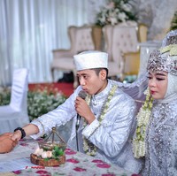 Tidak menyangka Senin Pagi pas saya buka akun Facebook saya berandanya kok penuh dengan notifikasi. Pas saya lihat banyak yang Like dan komentar. Lalu saya tanya ke teman iya di TikTok lagi viral client saya Risma dan Rozy, ujar apang kepada Wolipop, Kamis (29/12/2022). Foto: Dok. Facebook/Apang Photograpy.