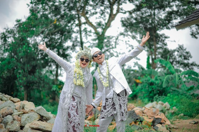 Ini memang sudah satu bulan tapi nggak mudah lah buat aku untuk langsung bangkit, masih naik turun, ungkap wanita yang bernama lengkap Norma Rismala itu.Risma menyadari bahwa kasusnya banyak bermunculan di media sosial terutama di TikTok. Dia langsung mengungkapkan kronologi awal mula kenal dengan Rozy pada tahun 2017 akhir. Saat itu dia masih duduk di bangku SMA. Kemudian pada April 2021, setelah pacaran cukup lama, keduanya menikah.Nah, habis menikah awalnya masih tinggal di rumah bapakku. Karena tahun 2020 aku memergoki chat bahwa mereka sudah pernah berhubungan badan. Sebelum menikah juga pernah memergoki lewat WhatsApp, kata Risma. Foto: Dok. Facebook/Apang Photograpy