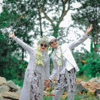 Ini memang sudah satu bulan tapi nggak mudah lah buat aku untuk langsung bangkit, masih naik turun, ungkap wanita yang bernama lengkap Norma Rismala itu.Risma menyadari bahwa kasusnya banyak bermunculan di media sosial terutama di TikTok. Dia langsung mengungkapkan kronologi awal mula kenal dengan Rozy pada tahun 2017 akhir. Saat itu dia masih duduk di bangku SMA. Kemudian pada April 2021, setelah pacaran cukup lama, keduanya menikah.Nah, habis menikah awalnya masih tinggal di rumah bapakku. Karena tahun 2020 aku memergoki chat bahwa mereka sudah pernah berhubungan badan. Sebelum menikah juga pernah memergoki lewat WhatsApp, kata Risma. Foto: Dok. Facebook/Apang Photograpy