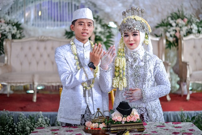 Menurut Risma, suaminya dan ibunya tidak mengaku telah berzina. Ayah Risma pun merasa kesal dan marah. Rozy kemudian menangis di kaki ayah Risma, meminta tetap bersama sang istri. Foto: Dok. Facebook/Apang Photograpy.