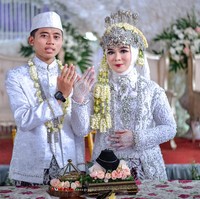 Menurut Risma, suaminya dan ibunya tidak mengaku telah berzina. Ayah Risma pun merasa kesal dan marah. Rozy kemudian menangis di kaki ayah Risma, meminta tetap bersama sang istri. Foto: Dok. Facebook/Apang Photograpy.