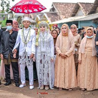 Kisah perselingkuhan pria bernama Rozy viral setelah diunggah sang istri yang membagikan cerita suaminya selingkuh dengan ibu kandungnya sendiri. Ia mengungkapkan rasa kecewa lewat akun TikTok @user284365778. Norma Risma dengan suaminya yang diketahui bernama Rozy Zay Hakiki sudah saling mengenal selama lima tahun. Risma bertanya kepada dirinya sendiri apa salahnya dan tak habis pikir suaminya tega selingkuh dengan ibu kandungnya. Foto: Dok. Facebook/Apang Photograpy 