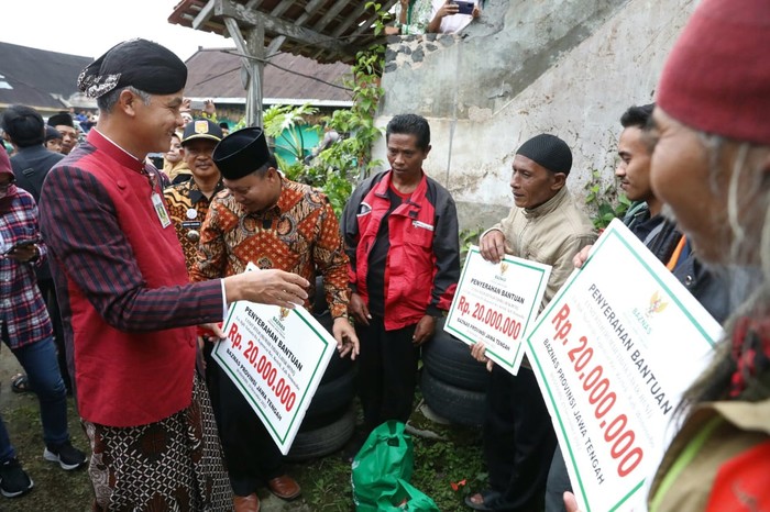 Gubernur Jawa Tengah Ganjar Pranowo memberikan bantuan rehabilitasi Rumah Tak Layak Huni (RTLH) kepada 50 kader PDI Perjuangan