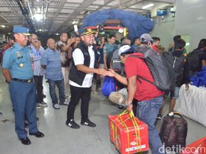 Bawean Diterjang Banjir, Pemkab Gresik Suplai Sembako dengan Kapal Perang