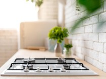 3 Bahan Dapur yang Ampuh Bersihkan Noda Membandel di Kompor