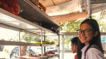 Momen Indah Permatasari Beli Ikan di Pasar hingga Makan di Warteg