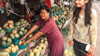 Indah Permatasari juga tak sungkan berbincang dengan seorang penjual buah. Hanya untuk membeli mangga, ia menyempatkan diri ke toko pinggir jalan. Foto: Instagram/indahpermatas