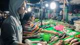 Momen Indah Permatasari Beli Ikan di Pasar hingga Makan di Warteg