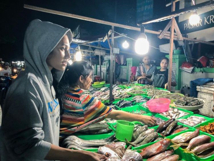 Momen Indah Permatasari Beli Ikan di Pasar hingga Makan di Warteg