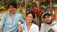Ketika waktu senggang, Indah Permatasari meluangkan waktu untuk bertemu sahabatnya. Pergi ke restoran yang kece dan memesan makanan enak menjadi gayanya untuk bertemu sapa. Foto: Instagram/indahpermatas