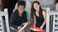 Bersama Arie Keriting, Indah Permatasari berlibur sambil belajar memancing. Ikan-ikan yang besar berhasil ditangkapnya dengan alat pancing sederhana. Foto: Instagram/indahpermatas