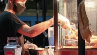 Selain menjadi seorang aktris, Indah Permatasari juga menjalani bisnis kuliner. Dirinya tak malu untuk membantu menggoreng pisang di kedai miliknya. Foto: Instagram/indahpermatas