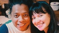 Indah Permatasari hidup dengan bahagia bersama suaminya, Arie Keriting. Usai menikah keduanya merayakan ulang tahun bersama dengan kue yang manis. Foto: Instagram/indahpermatas