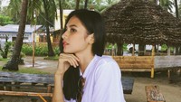 Pergi ke pantai menjadi salah satu kesenangannya. Tak lupa memesan sebuah kelapa untuk dinikmati airnya dan melepas dahaga. Foto: Instagram/indahpermatas