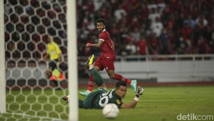 Timnas Indonesia gagal mempertahankan tiga poin atas Thailand di Stadion Gelora Bung Karno, Jakarta, Kamis (29/12/2022). Sempat unggul dari titik putih, tim asuhan STY kecolongan di babak kedua meski bermain melawan 10 pemain Thailand.