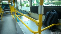 Di bagian depan bus terdapat ruang untuk meletakkan tas lho.
