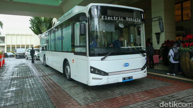 PT TransJakarta berkolaborasi dengan Perum PPD untuk meningkatkan layanan bus listrik. Salah satunya adalah bus Skywell.