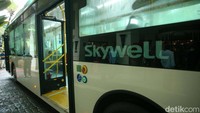 Saat ini baru ada 20 bus listrik yang telah beroperasi, salah satunya bus listrik Skywell ini. Bus listrik Skywell bertipe High-Deck dengan tinggi sekitar 3135 mm, panjang 11990 mm, lebar 2550 mm.