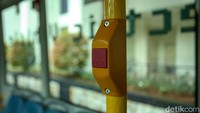 Ada juga tombol stop di tiang-tiang bus untuk memudahkan penumpang saat akan berhenti.