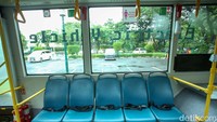Bus ini juga memiliki sabuk pengaman di setiap kursinya.