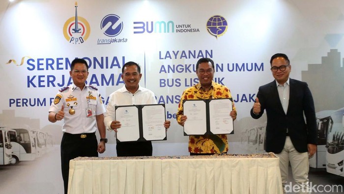 PT TransJakarta berkolaborasi dengan Perum PPD untuk meningkatkan layanan bus listrik. Salah satunya adalah bus Skywell.